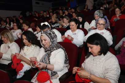 Nilüfer'de kadınlar aynı anda hem film izledi hem de iyilik için ilmek attı