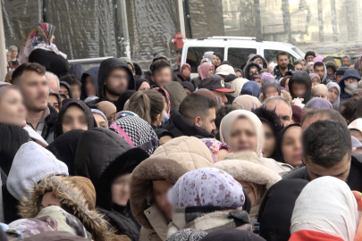 İndirim izdihamı: 100 liralık alışveriş için saatlerce beklediler