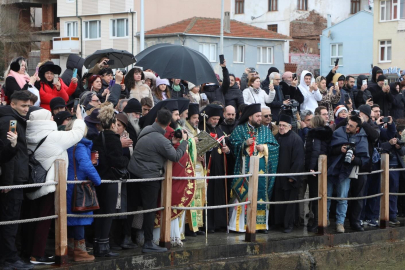 Tirilye'de denizden haç çıkarma töreni