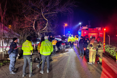 Kontrolden çıkan araç ağaca çarptı: 2 ölü, 2 yaralı