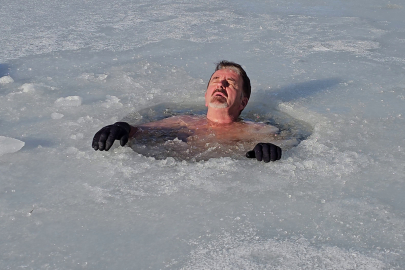 Uludağ'da buz tutan gölü kesip içine girdiler