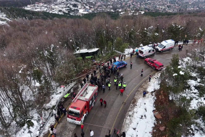 Kartepe'de yolcu otobüsü kaza yaptı; 39 yaralı