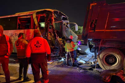 TEM Otoyolu'nda feci kaza: 1 kişi hayatını kaybetti, 27 yaralı