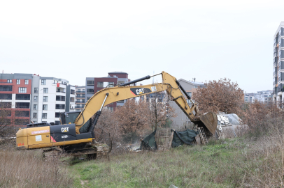 Balkan Mahallesi'nde kamu arazisine kaçak inşa edilen barakalar yıkıldı