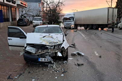 İznik'te karşı şeride geçen tır, otomobille kafa kafaya çarpıştı; 2 yaralı
