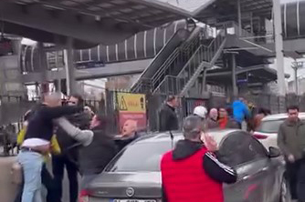 Kaza sonrası sürücüler birbirine girdi