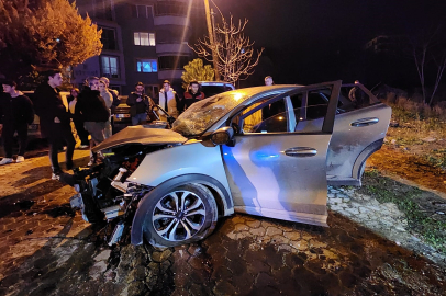 İki aracın kafa kafaya çarpıştığı feci kazada can pazarı: 3 ağır yaralı