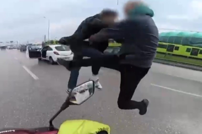 Bursa'da trafikte 'uçan tekmeli' kavga!