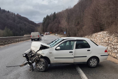 Bursa'da otomobil bariyerlere çarptı: 3 yaralı