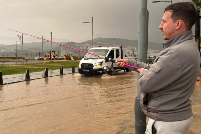 İzmir’de sağanak hayatı felç etti