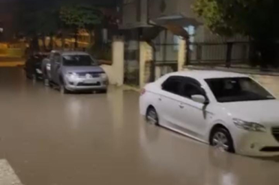 Sağanakta sürücü aracına sandalyeyle bindi!