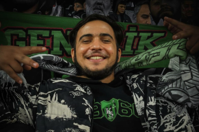 Tribünden düşen genç taraftar hayatını kaybetti