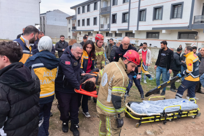 Ehliyetsiz sürücü, park halindeki araçlara çarptı: 8 öğrenci yaralandı
