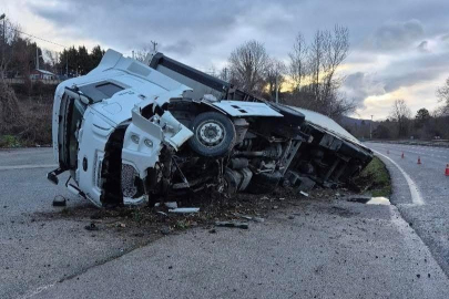 İnegöl'de direksiyon hakimiyetini kaybeden tır kanala uçtu