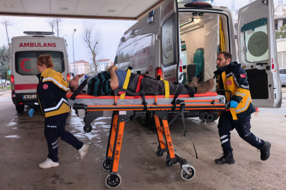 Servis minibüsünden inen sürücüye araç çarptı