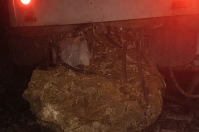 Balıkesir'de faciadan dönüldü! Düşen kaya treni raydan çıkardı