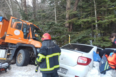 Uludağ yolunda kar küreme aracı otomobille çarpıştı: 2 yaralı