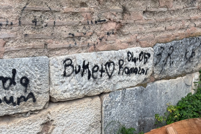 İznik'te 2 bin yıllık surlara sprey boya ile yazı yazmışlar