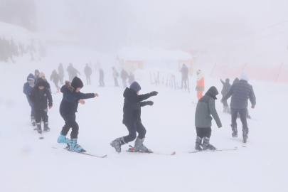 Osmangazi Belediyesi’nden çocuklara Uludağ’da kayak sürprizi