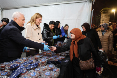 Bozbey'den teravih sonrası vatandaşa tatlı ikramı