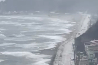 Karacabey'de fırtına ve sağanak denizi taşırdı