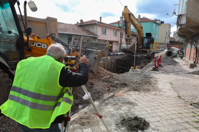 Mustafakemalpaşa'da 1970'li yıllardan kalma su boruları değiştiriliyor