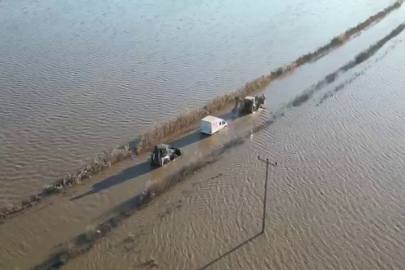 Karacabey'de sel sularında araçta mahsur kalan sürücü kurtarıldı