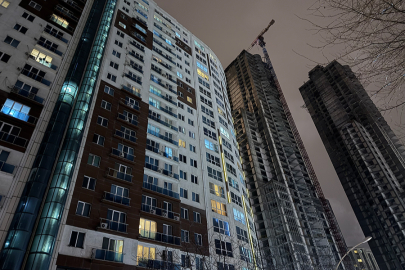 Rezidansta 2 kişi silahla vurulmuş halde bulundu