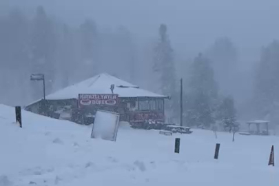 Uludağ'da dün gece yoğun kar yağdı; Kar kalınlığı 163 santimetreye ulaştı
