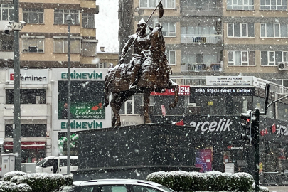 Bursa'da şehir merkezinde kar sürprizi