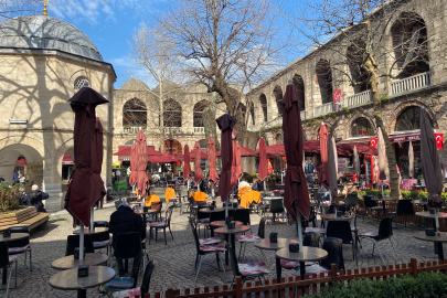 Koza Han'da masa ve sandalyeler geri döndü