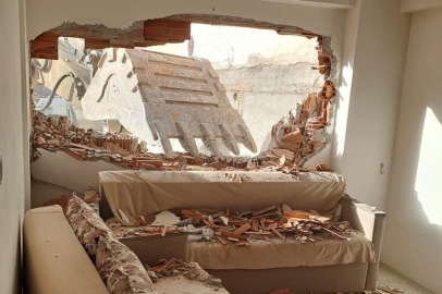 Dairedekiler korkuyla dışarı fırladı; İnşaat makinesi yan binanın duvarını yıktı