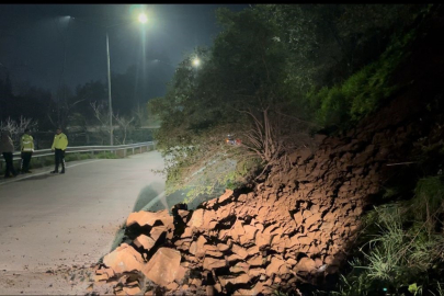 Nilüfer ilçesinde heyelan; Araç sürücüsü son anda kurtuldu