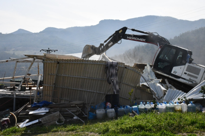 İznik'te tarım arazilerindeki 'tiny house'lar yıkıldı