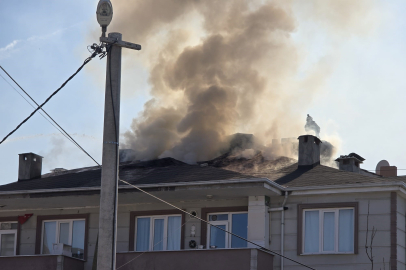 İnegöl'de apartmanın çatısı alev alev yandı