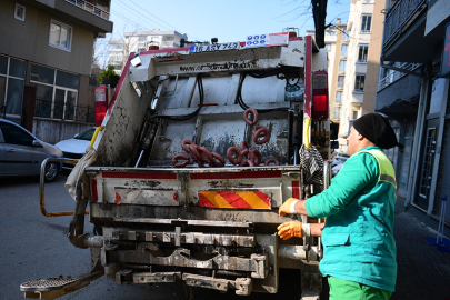 Bursa'da 700 kilo bozuk sucuk piyasaya sürülmeden imha edildi