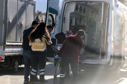 4 kişinin kasksız bindiği motosiklet devrildi