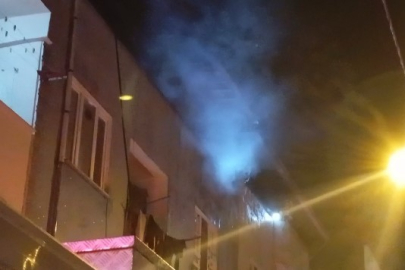 Bursa'da apartmanın çatı katında yangın