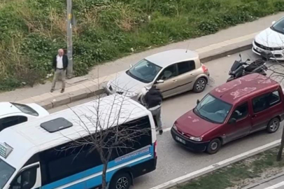 Otomobil sürücüsü motosikletliye copla saldırdı