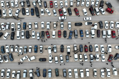 İkinci el oto pazarında buruk bayram