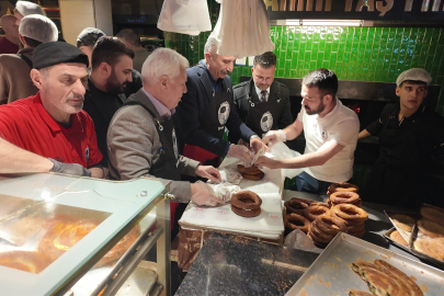 Mustafa Bozbey tarihi fırınlarda tahinli pide ve simit dağıttı
