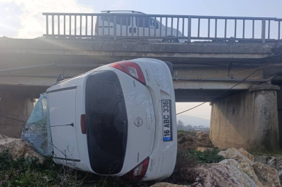 Araç köprüden uçtu: Genç sürücü ölümden döndü