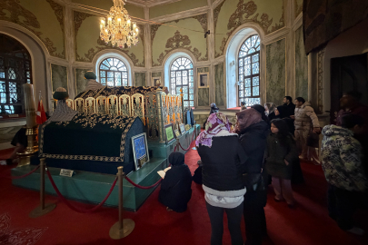 Emirsultan Türbesi'ndeki sakal-ı şerife ziyaretçi akını