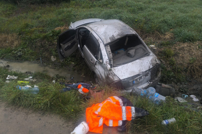 İnegöl'de taklalar atan otomobil tarlaya uçtu: 3 yaralı