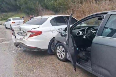 Otobanda zincirleme trafik kazası; 4 araç birbirine girdi