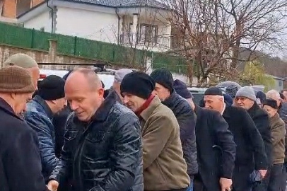 60 yıllık bayram geleneği: 1 kilometrelik bayramlaşma kuyruğu