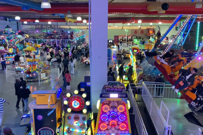 Bursa'da bayramın adresi AVM'ler oldu