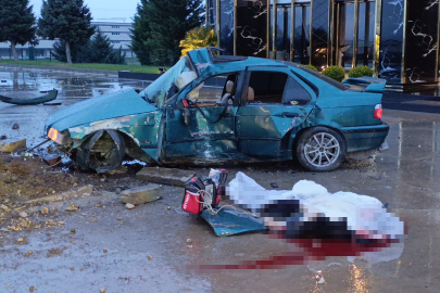 Kontrolden çıkan otomobil reklam panosuna çarptı: 1 ölü, 2 yaralı