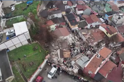 Fatih'te bitişik halde bulunan 2 gece kondu çöktü