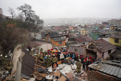 Fatih'te bitişik halde bulunan 2 gecekondu çöktü
